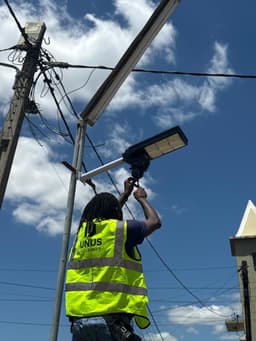 Holofote a Energia Solar - Imagem 14