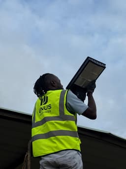 Holofote a Energia Solar - Imagem 16